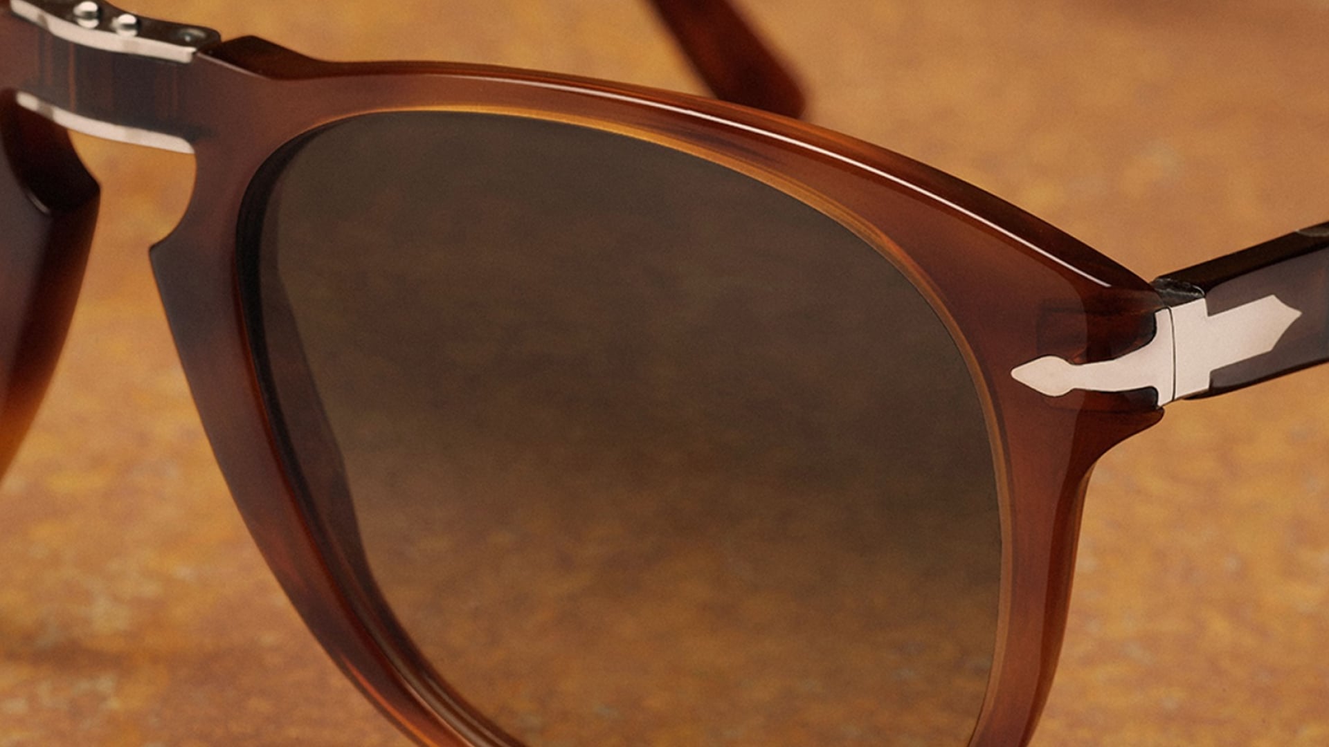 Persol gözlük sapındaki ikonik Gümüş Ok detayı